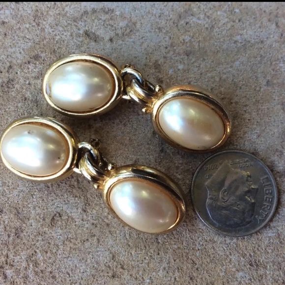 Vintage Liz Claiborne Simulated Pearl & Gold Tone Dangle Clip On Earrings - Picture 3 of 5